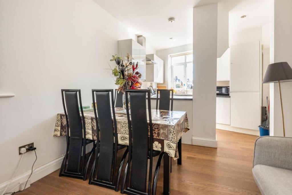 Spacious 2 Bed 2 Bath Apartment With Free Parking For 2 Cars And Underground Station Zone 2 For Quick Access To Central London Up To 10 Guests Экстерьер фото