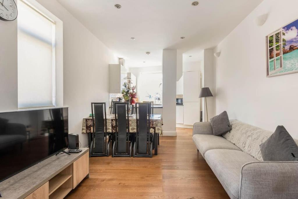 Spacious 2 Bed 2 Bath Apartment With Free Parking For 2 Cars And Underground Station Zone 2 For Quick Access To Central London Up To 10 Guests Экстерьер фото