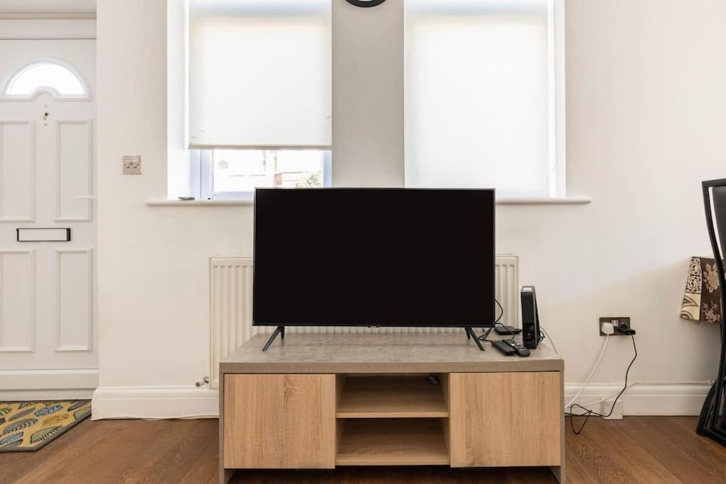 Spacious 2 Bed 2 Bath Apartment With Free Parking For 2 Cars And Underground Station Zone 2 For Quick Access To Central London Up To 10 Guests Экстерьер фото