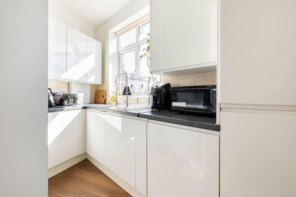 Spacious 2 Bed 2 Bath Apartment With Free Parking For 2 Cars And Underground Station Zone 2 For Quick Access To Central London Up To 10 Guests Экстерьер фото