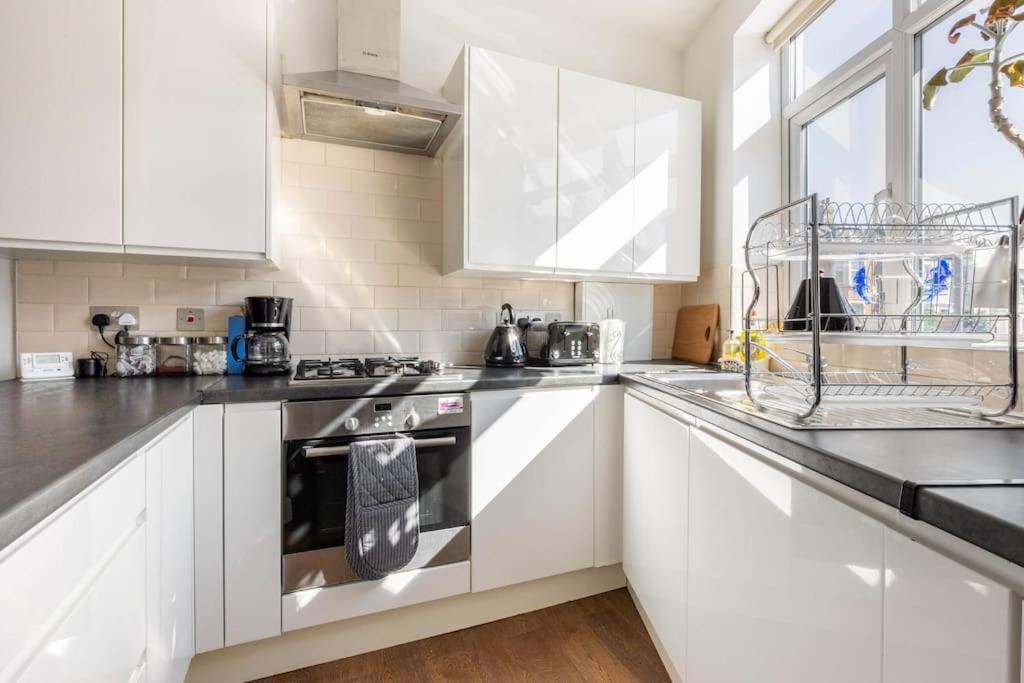 Spacious 2 Bed 2 Bath Apartment With Free Parking For 2 Cars And Underground Station Zone 2 For Quick Access To Central London Up To 10 Guests Экстерьер фото