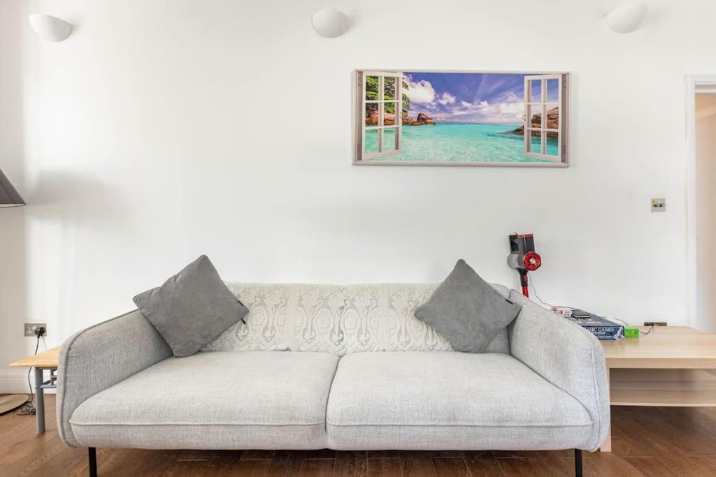 Spacious 2 Bed 2 Bath Apartment With Free Parking For 2 Cars And Underground Station Zone 2 For Quick Access To Central London Up To 10 Guests Экстерьер фото