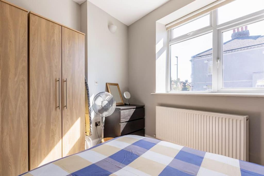 Spacious 2 Bed 2 Bath Apartment With Free Parking For 2 Cars And Underground Station Zone 2 For Quick Access To Central London Up To 10 Guests Экстерьер фото