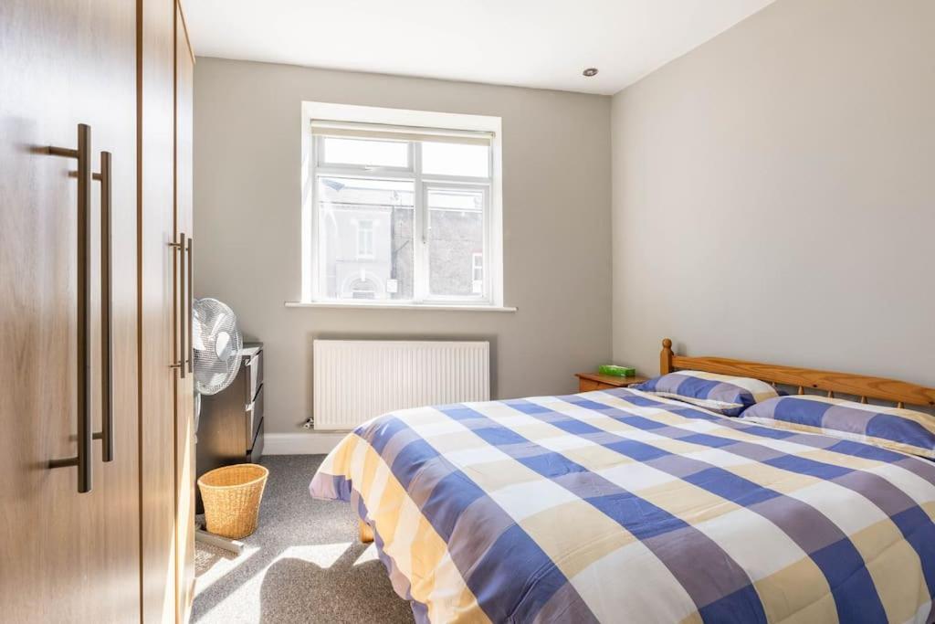 Spacious 2 Bed 2 Bath Apartment With Free Parking For 2 Cars And Underground Station Zone 2 For Quick Access To Central London Up To 10 Guests Экстерьер фото