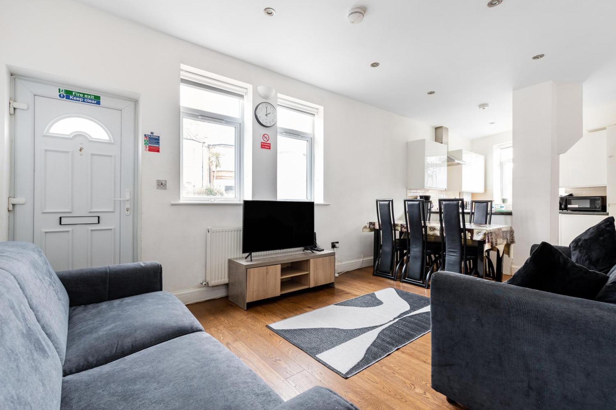 Spacious 2 Bed 2 Bath Apartment With Free Parking For 2 Cars And Underground Station Zone 2 For Quick Access To Central London Up To 10 Guests Экстерьер фото