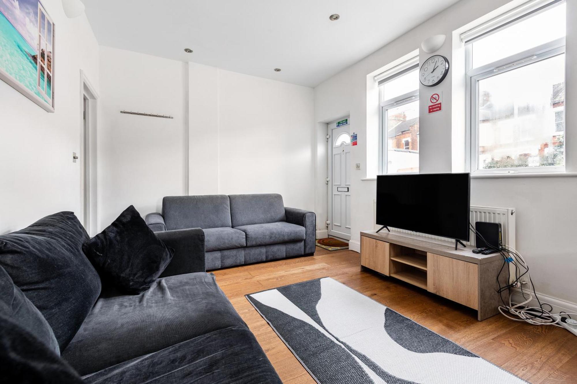 Spacious 2 Bed 2 Bath Apartment With Free Parking For 2 Cars And Underground Station Zone 2 For Quick Access To Central London Up To 10 Guests Экстерьер фото