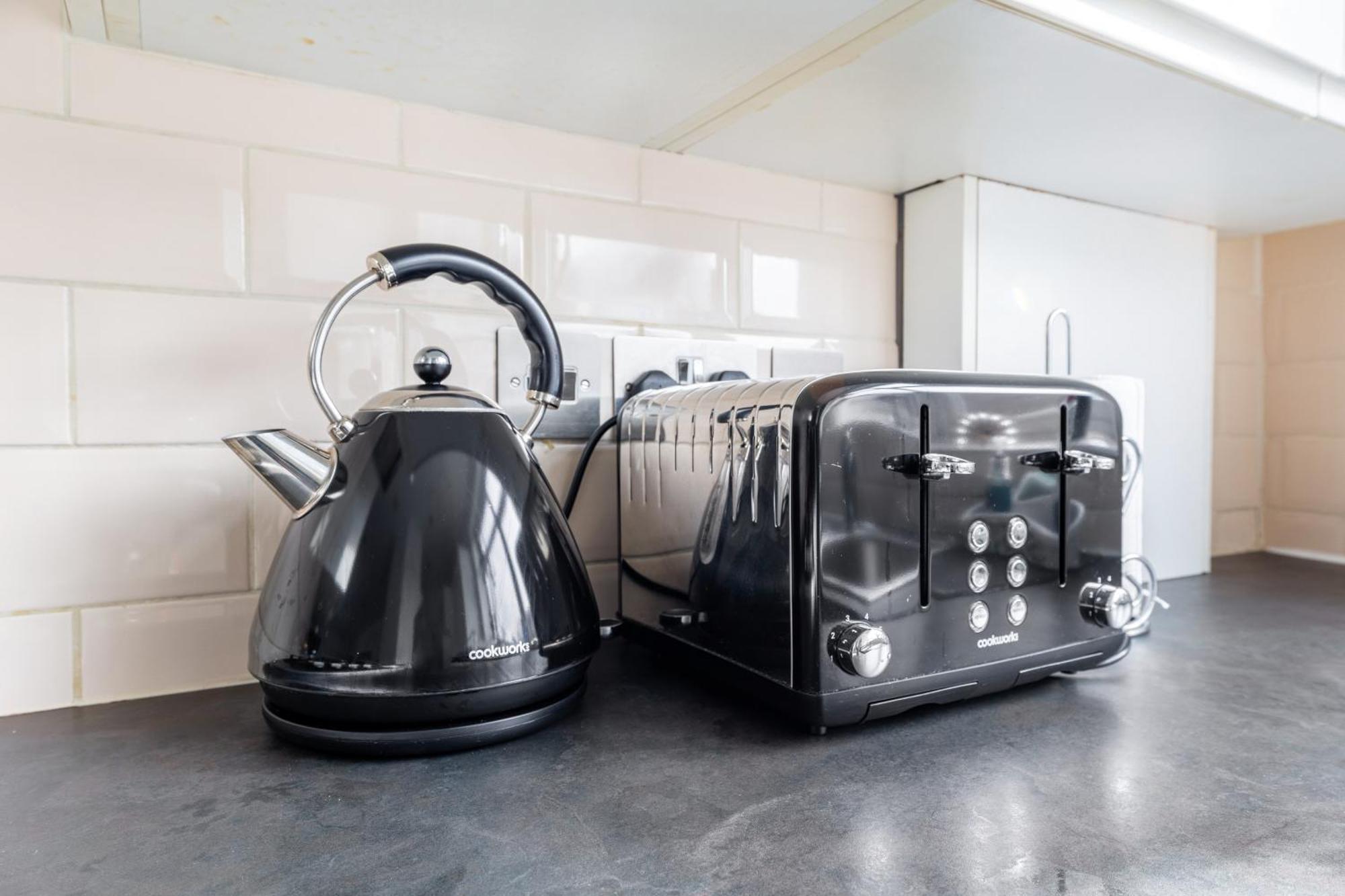 Spacious 2 Bed 2 Bath Apartment With Free Parking For 2 Cars And Underground Station Zone 2 For Quick Access To Central London Up To 10 Guests Экстерьер фото
