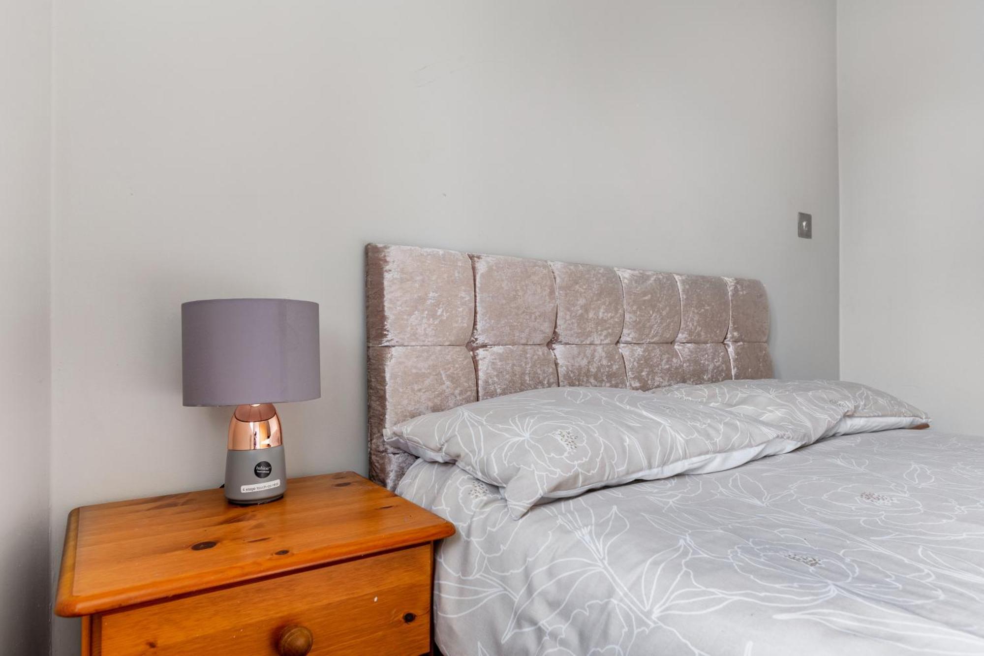 Spacious 2 Bed 2 Bath Apartment With Free Parking For 2 Cars And Underground Station Zone 2 For Quick Access To Central London Up To 10 Guests Экстерьер фото