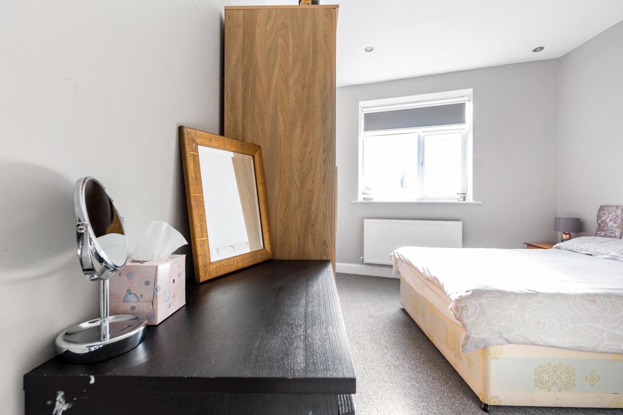 Spacious 2 Bed 2 Bath Apartment With Free Parking For 2 Cars And Underground Station Zone 2 For Quick Access To Central London Up To 10 Guests Экстерьер фото