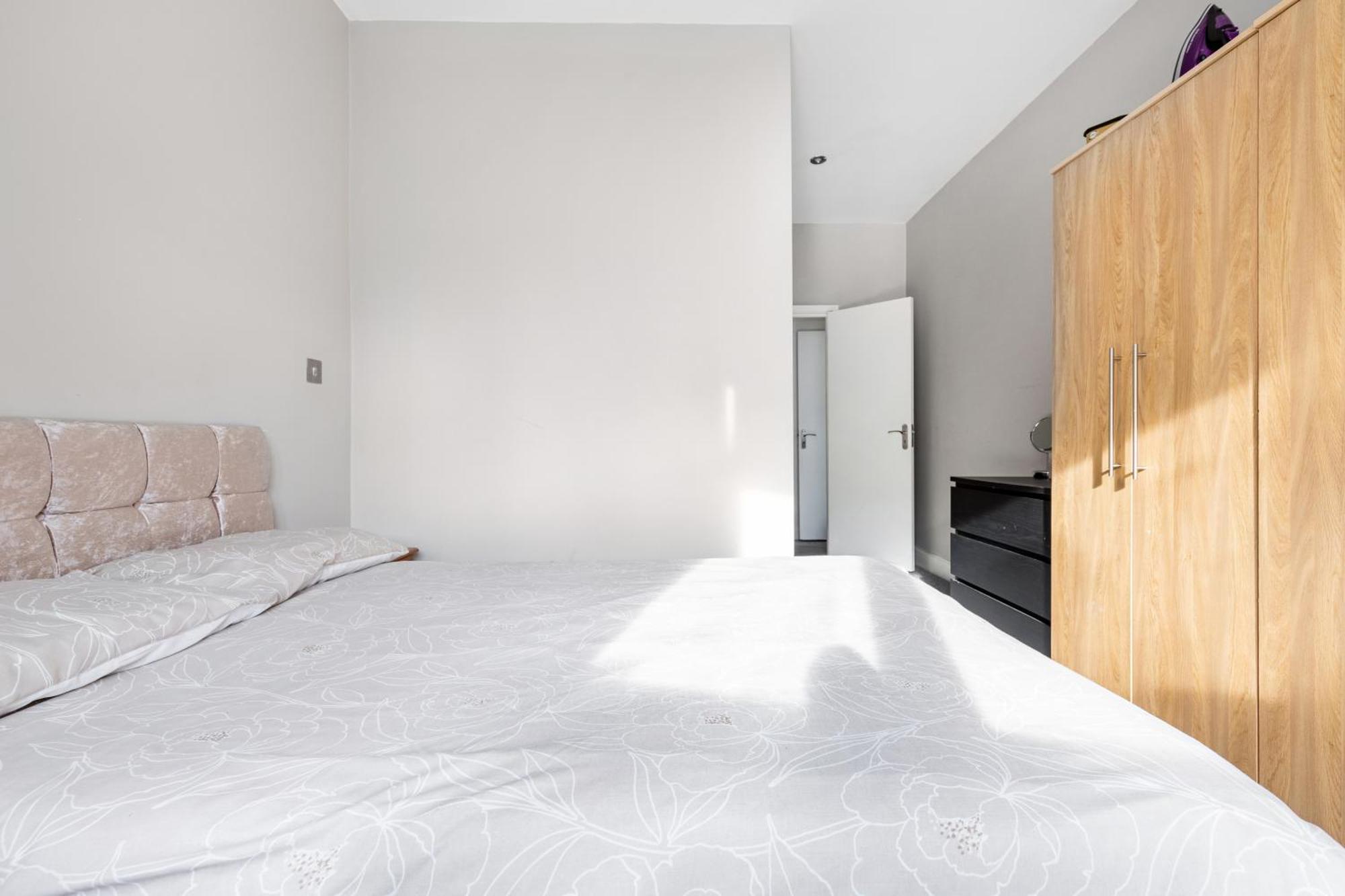 Spacious 2 Bed 2 Bath Apartment With Free Parking For 2 Cars And Underground Station Zone 2 For Quick Access To Central London Up To 10 Guests Экстерьер фото