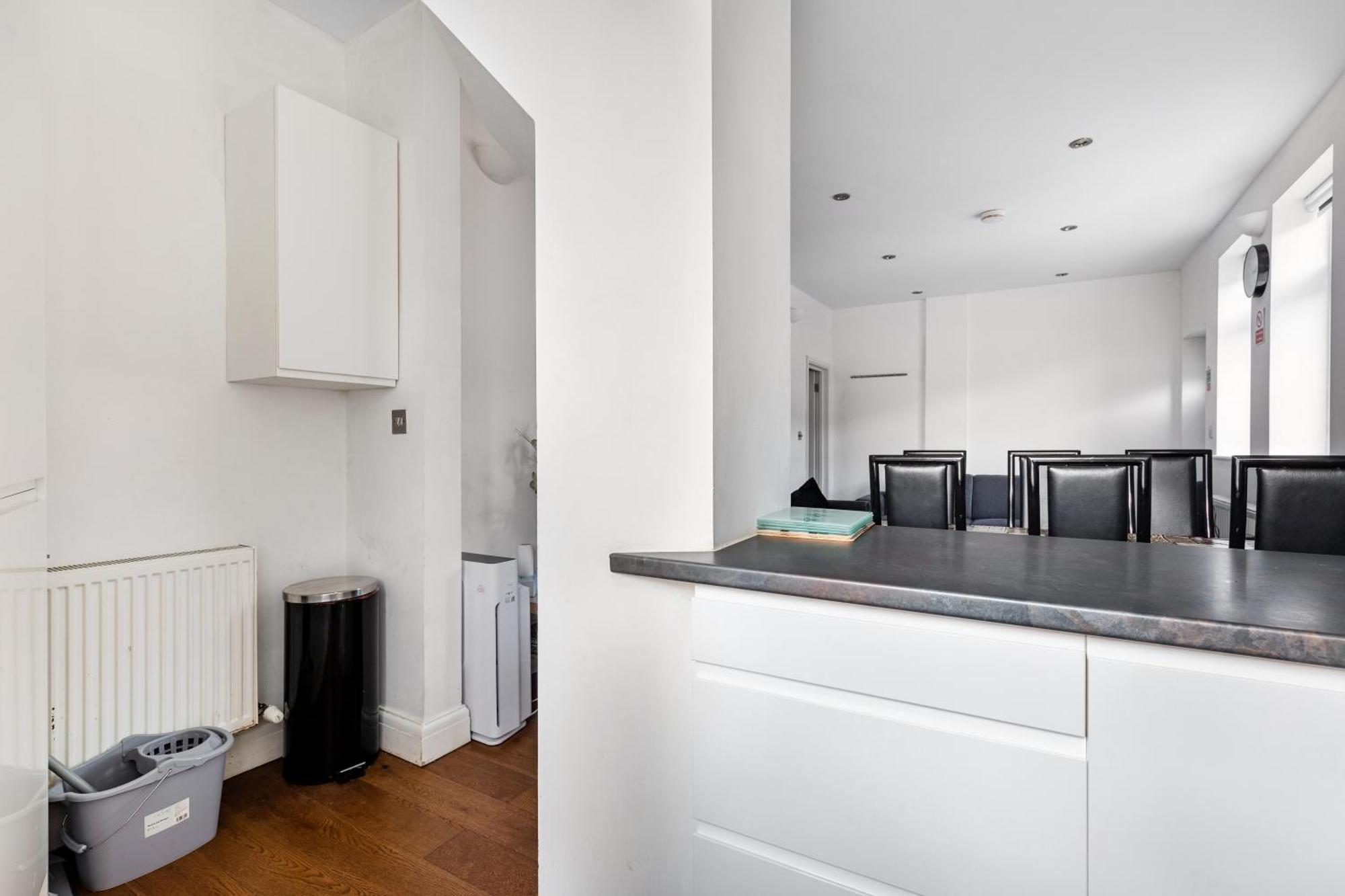 Spacious 2 Bed 2 Bath Apartment With Free Parking For 2 Cars And Underground Station Zone 2 For Quick Access To Central London Up To 10 Guests Экстерьер фото