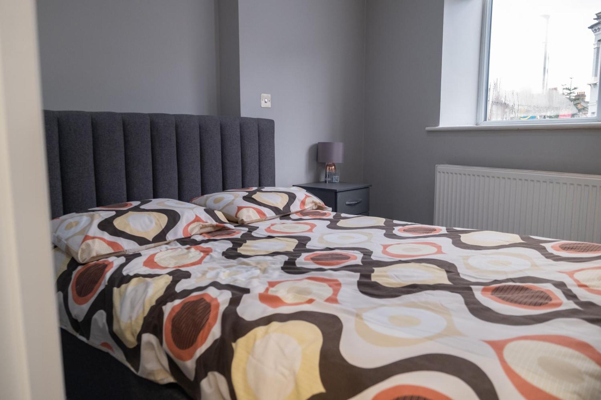 Spacious 2 Bed 2 Bath Apartment With Free Parking For 2 Cars And Underground Station Zone 2 For Quick Access To Central London Up To 10 Guests Экстерьер фото