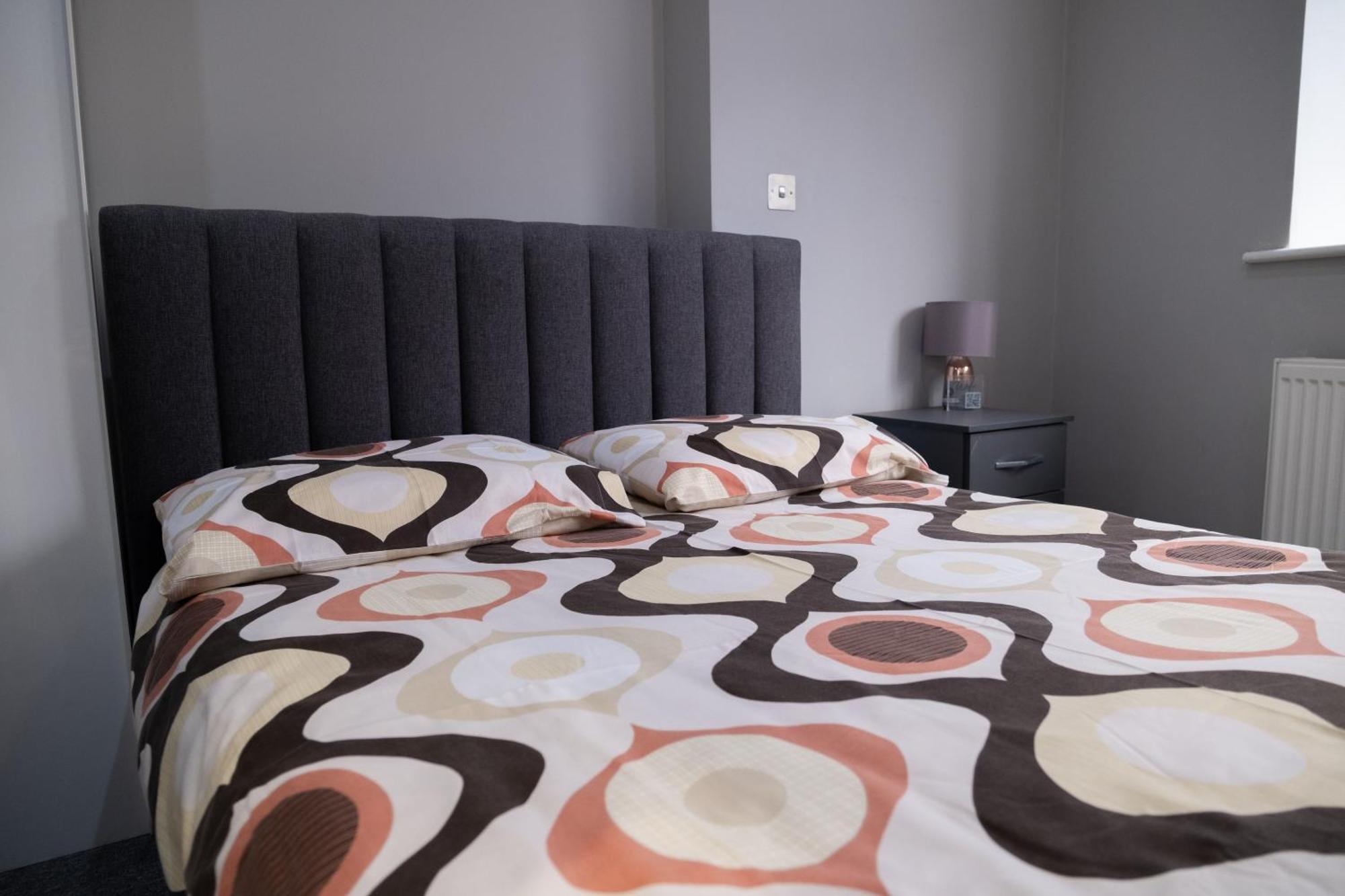 Spacious 2 Bed 2 Bath Apartment With Free Parking For 2 Cars And Underground Station Zone 2 For Quick Access To Central London Up To 10 Guests Экстерьер фото