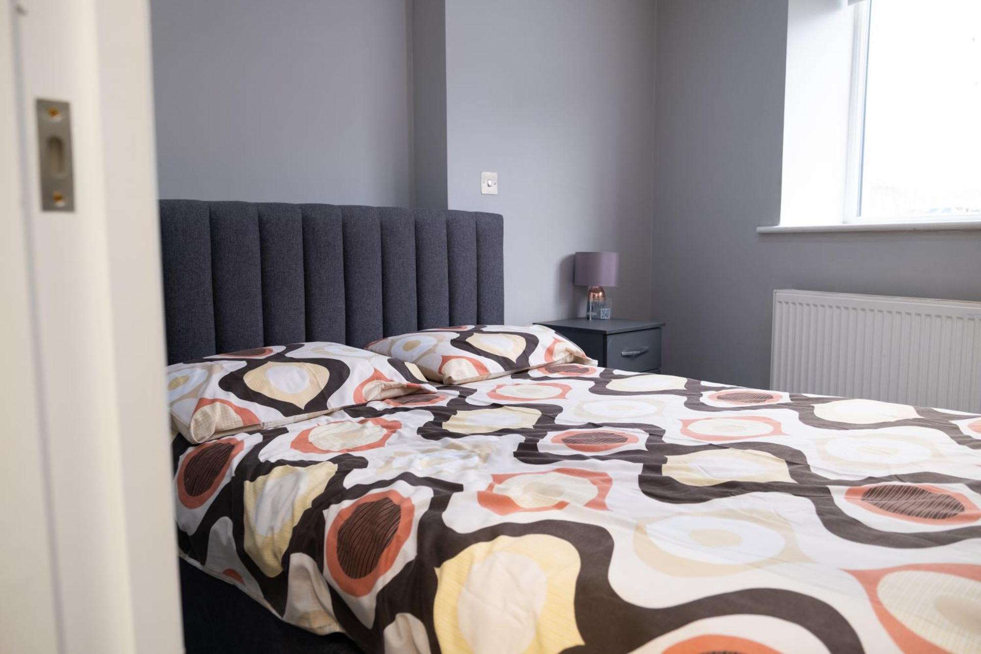 Spacious 2 Bed 2 Bath Apartment With Free Parking For 2 Cars And Underground Station Zone 2 For Quick Access To Central London Up To 10 Guests Экстерьер фото