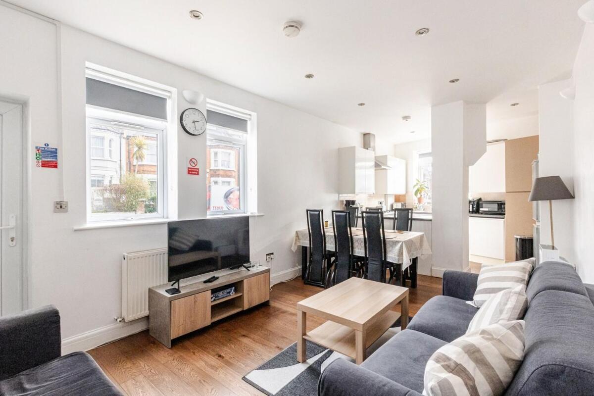 Spacious 2 Bed 2 Bath Apartment With Free Parking For 2 Cars And Underground Station Zone 2 For Quick Access To Central London Up To 10 Guests Экстерьер фото