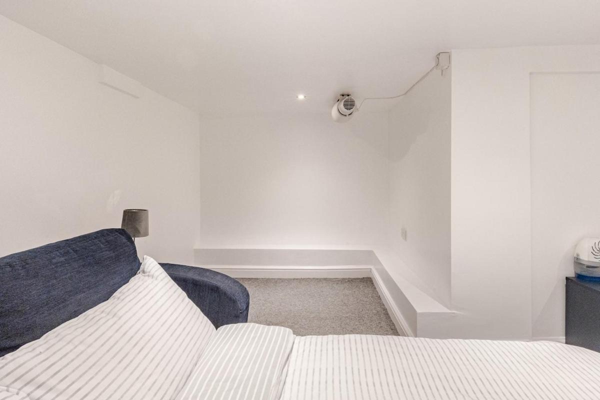 Spacious 2 Bed 2 Bath Apartment With Free Parking For 2 Cars And Underground Station Zone 2 For Quick Access To Central London Up To 10 Guests Экстерьер фото