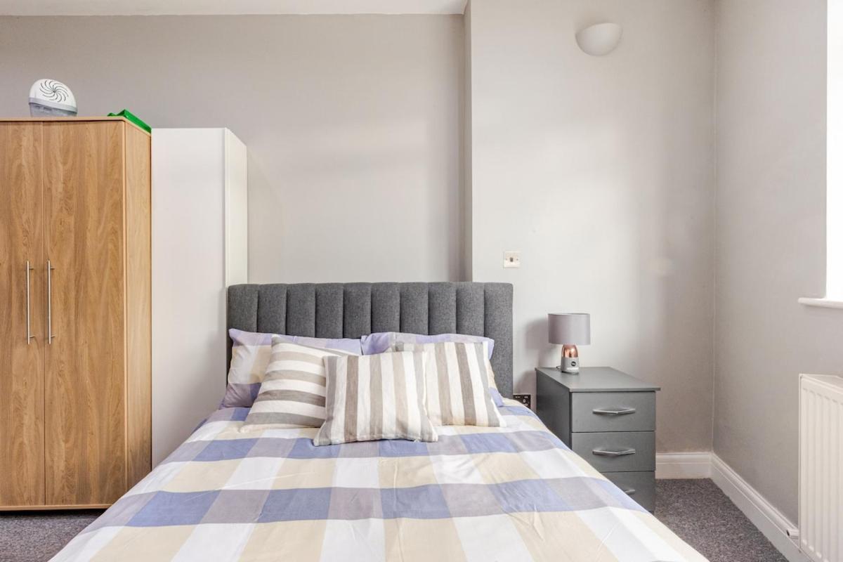 Spacious 2 Bed 2 Bath Apartment With Free Parking For 2 Cars And Underground Station Zone 2 For Quick Access To Central London Up To 10 Guests Экстерьер фото