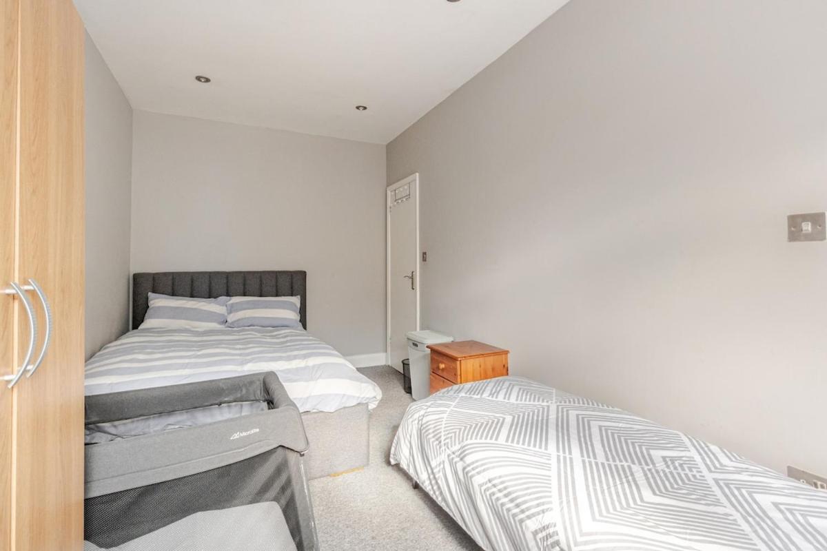 Spacious 2 Bed 2 Bath Apartment With Free Parking For 2 Cars And Underground Station Zone 2 For Quick Access To Central London Up To 10 Guests Экстерьер фото